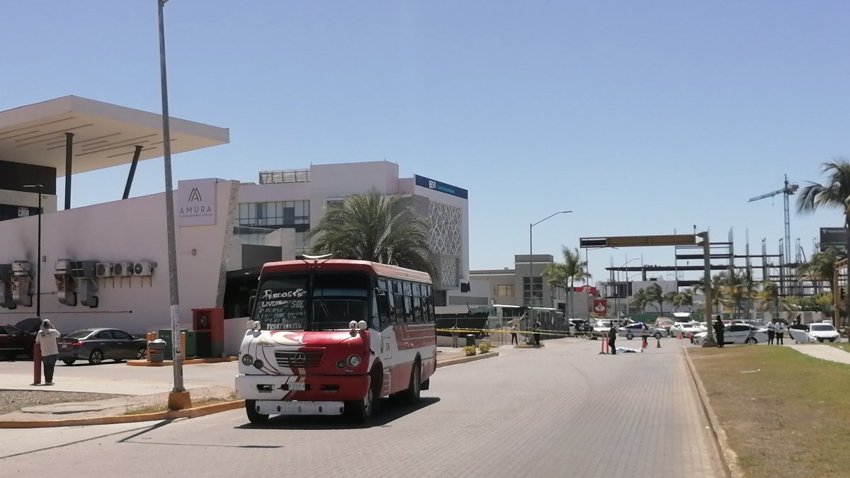 Mujer muere tras ser atropellada por camión urbano en la glorieta de avenida del Delfín, en Mazatlán