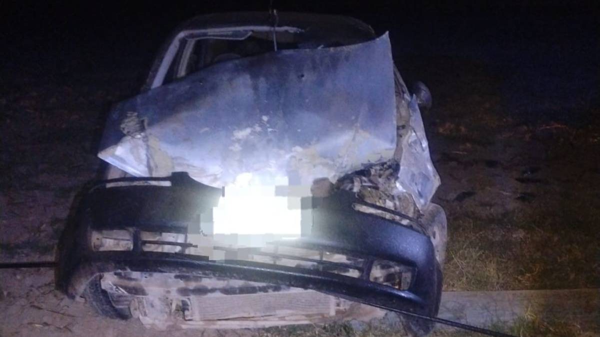 Mujer se sale del camino y choca su auto contra un poste en Guasave; resulta ilesa