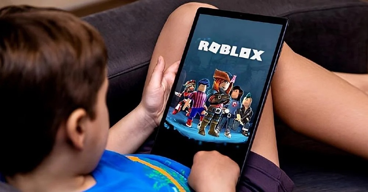 Niño jugando Roblox en tablet