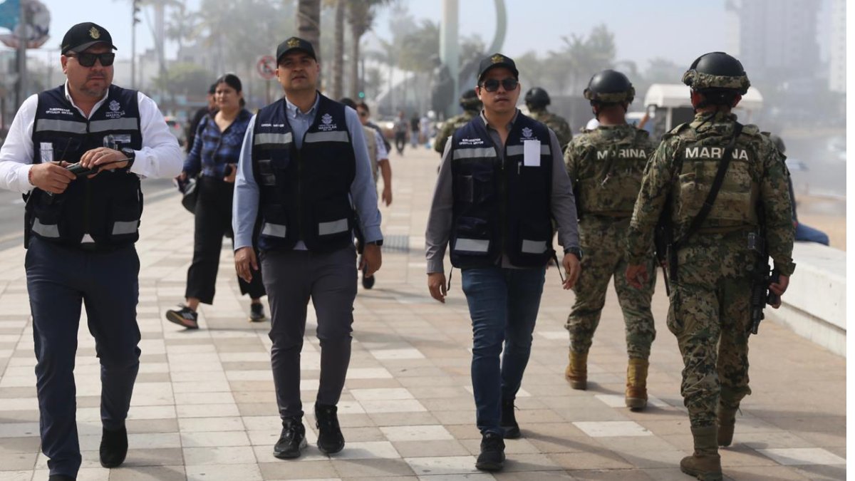 Sale Oficialía Mayor al malecón y verifica que no haya aclaramiento de sillas para el primer desfile de Carnaval