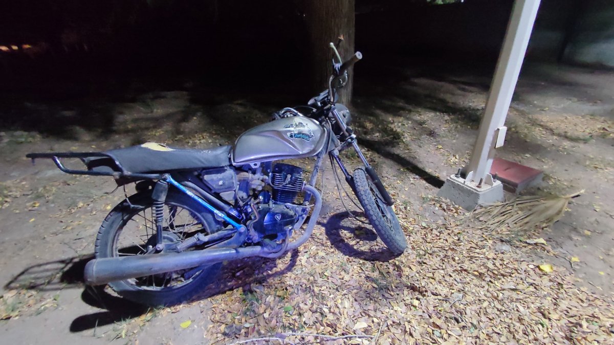 Pareja de motociclistas sufre accidente sobre la México 15 y San Miguel Zapotitlán, Ahome