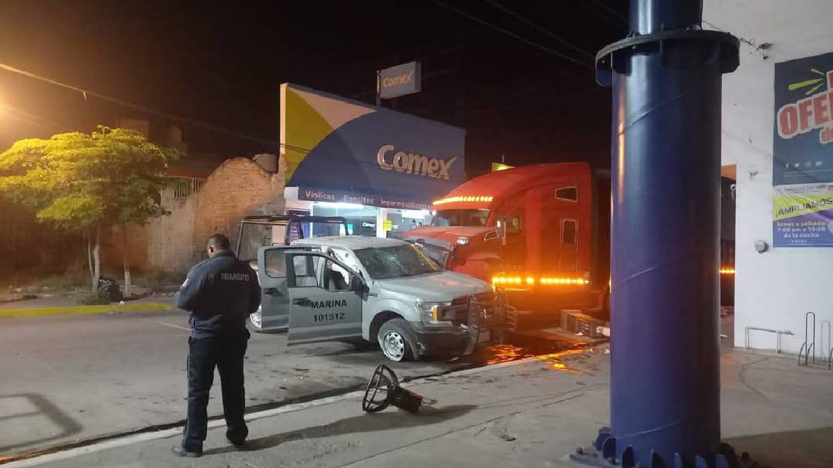 Patrulla de la Marina es impactada por tráiler en Escuinapa; hay lesionados