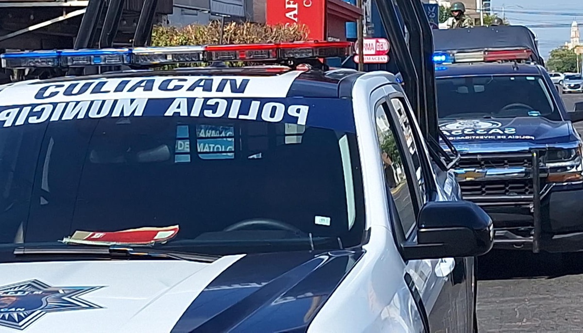 ¡Rompen la vitrina! Hombres armados roban joyas de oro de tienda departamental en Culiacán