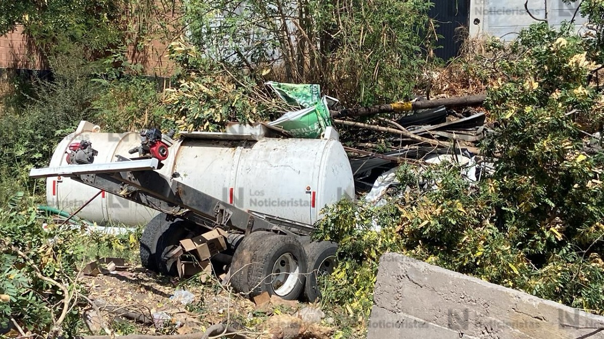 ¡Se quedó sin frenos! Conductor de una pipa muere al volcar y caer a un canal en Culiacán