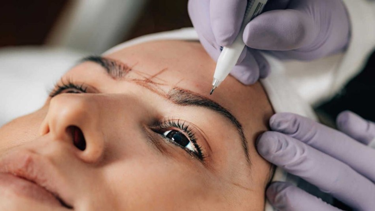 Muere al someterse a tratamiento de cejas, Fiscalía de Jalisco investiga deceso de mujer en centro de belleza