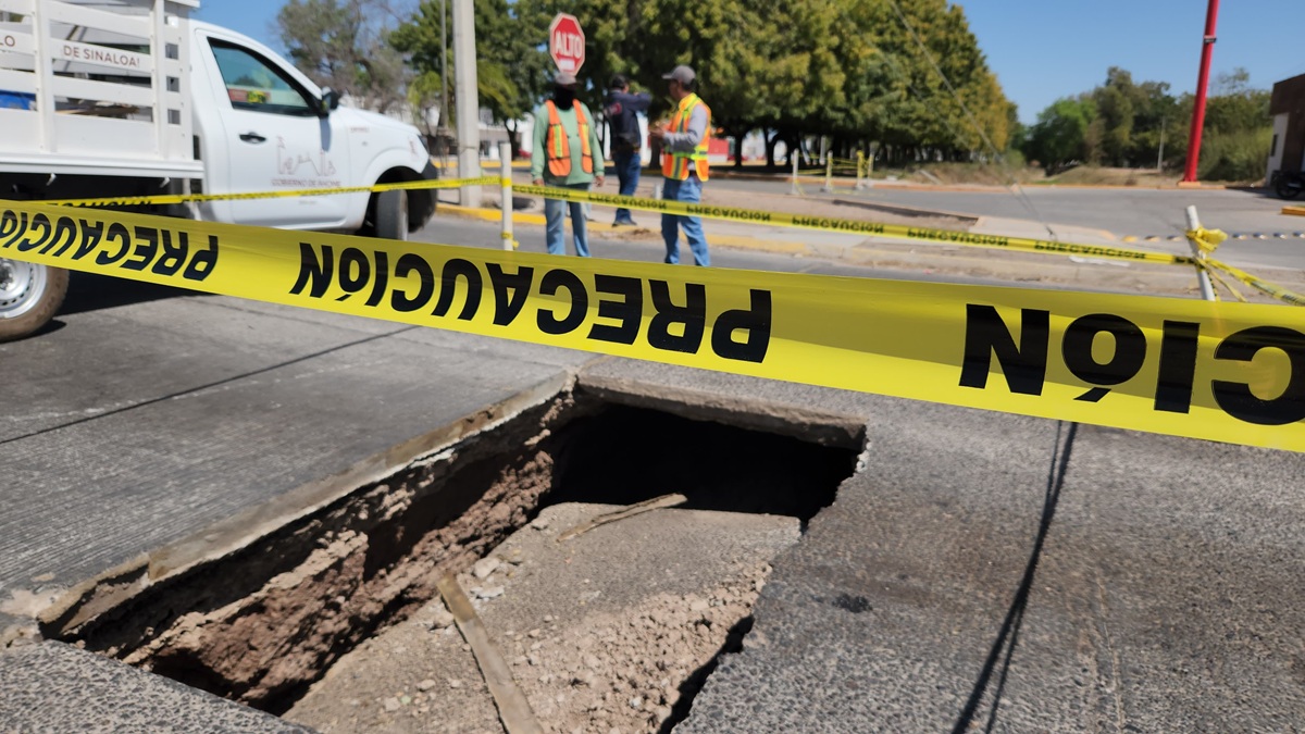Quema de llantas en canal originó socavón en Pedro Anaya y Rosales, en Los Mochis
