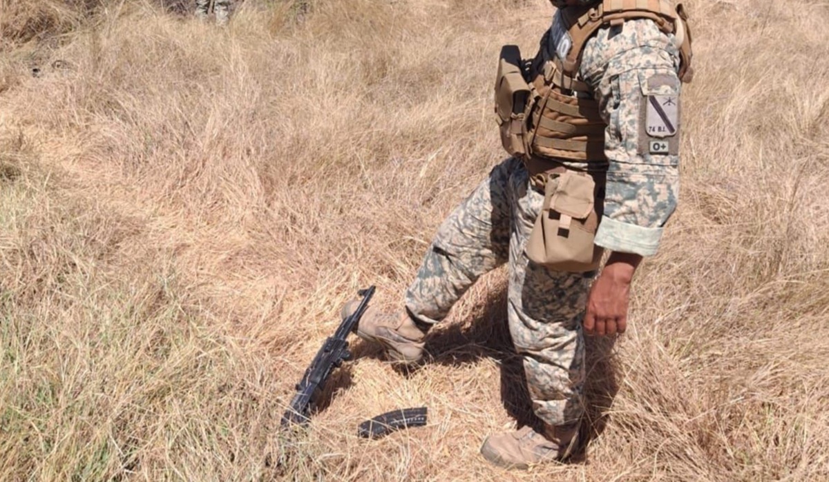 ¡Estaban en un baldío! Localizan marihuana, una réplica de arma larga y equipo táctico en Culiacán