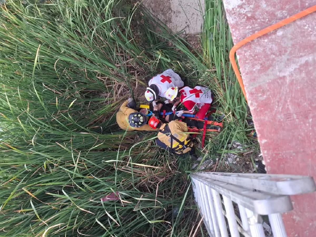 Joven es rescatado por Bomberos tras caer en un canal en Mazatlán