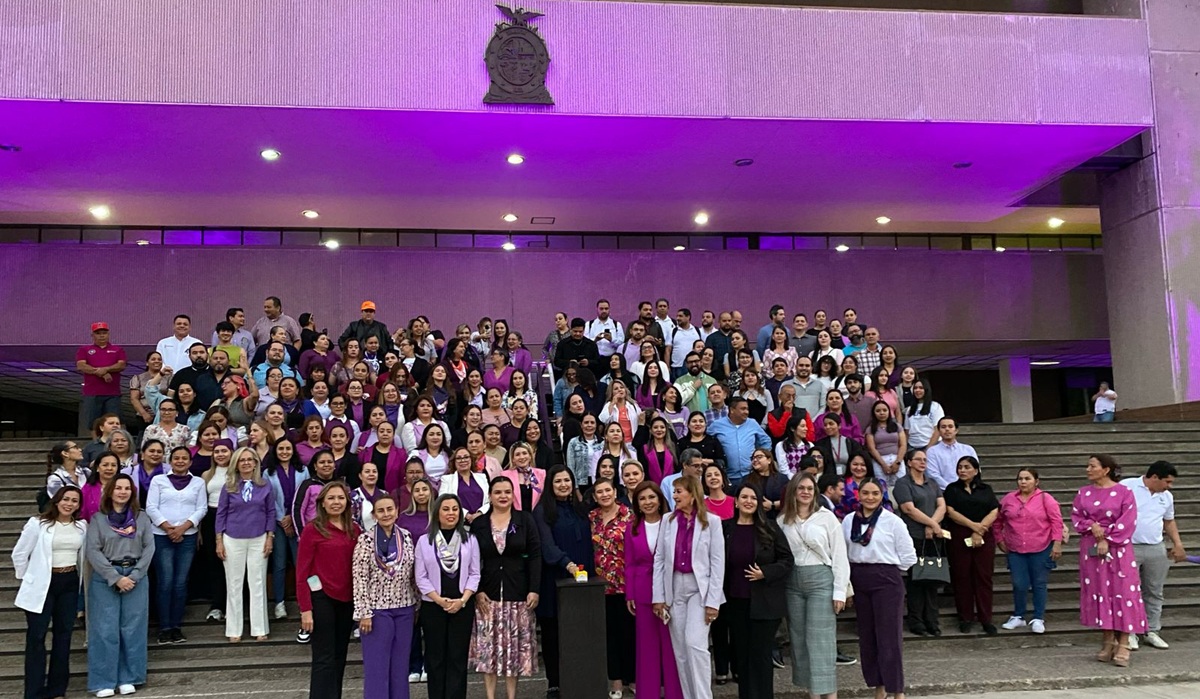 “Como símbolo de esperanza para las mujeres”: El Palacio de Gobierno se ilumina con luces moradas  