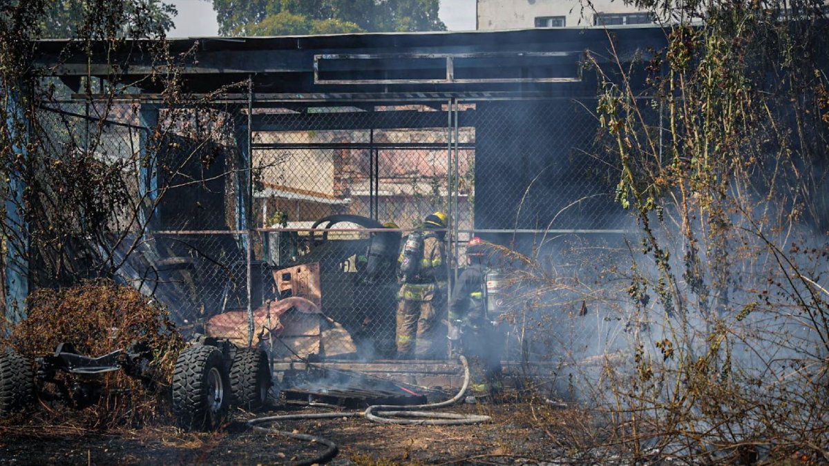 Se incendia propiedad en el centro de Culiacán y moviliza a cuerpos de emergencia