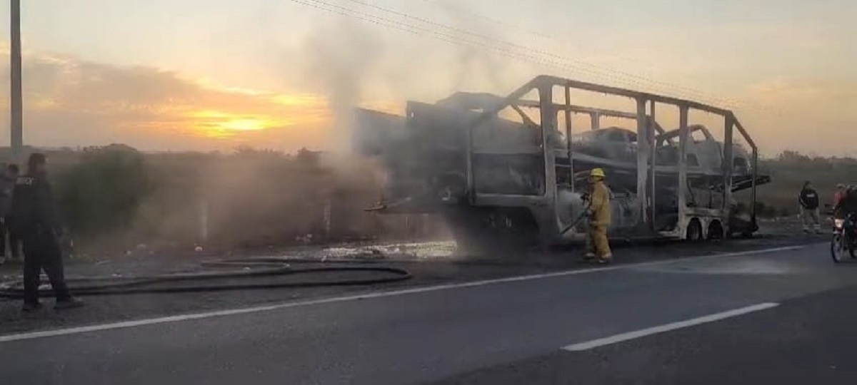 Se incendia un tráiler en la maxipista Mazatlán-Culiacán