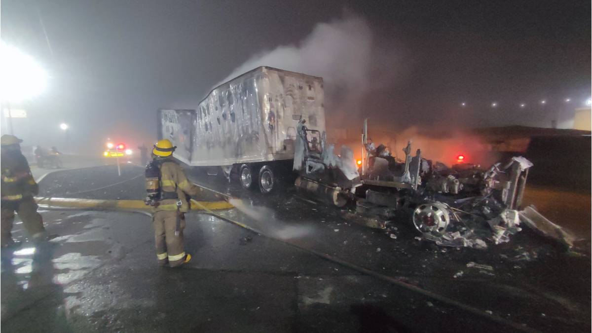 Se incendia tráiler con caja refrigerada sobre el entronque del Libramiento Oriente en Los Mochis