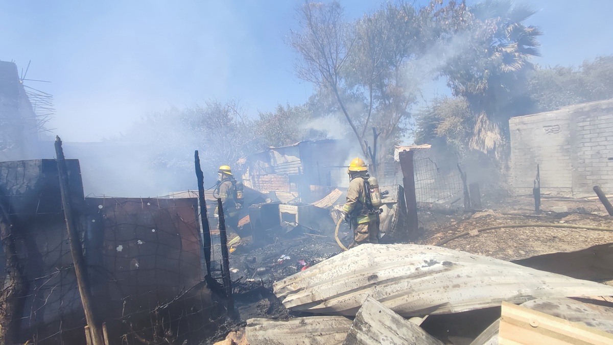 Fuego arrasa con vivienda de lámina y cartón en la colonia Ferrusquilla, en Los Mochis