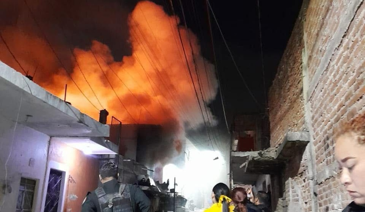 Se registra fuerte incendio en casa de la Montuosa, en Mazatlán