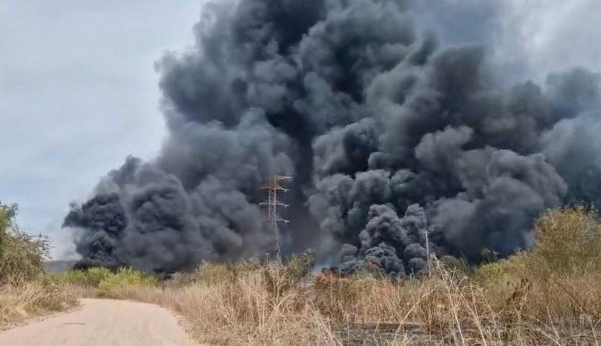 Se registra fuerte incendio de maleza y neumáticos al norte de Culiacán