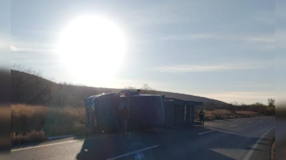 Tráiler cargado con estructuras de acero, queda volcado en la México 15, Ahome