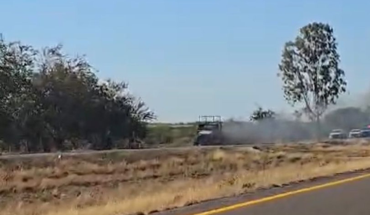 Se incendia tráiler en la carretera Culiacán-Mazatlán