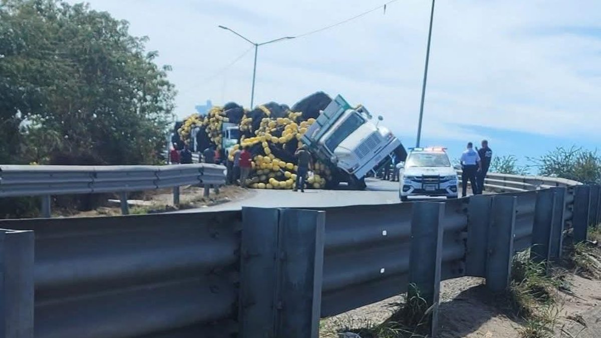 Le gana el peso a tráiler y termina volcado en el paso superior en Mazatlán