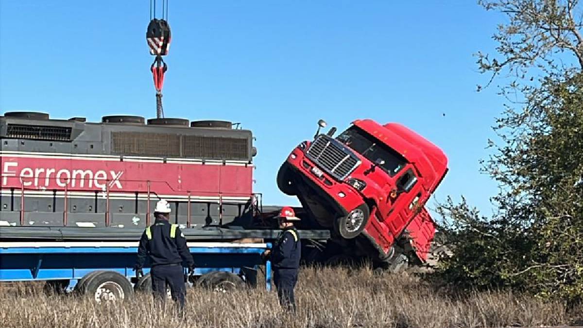 Tráiler es arrastrado por el tren cargero en Topolobampo