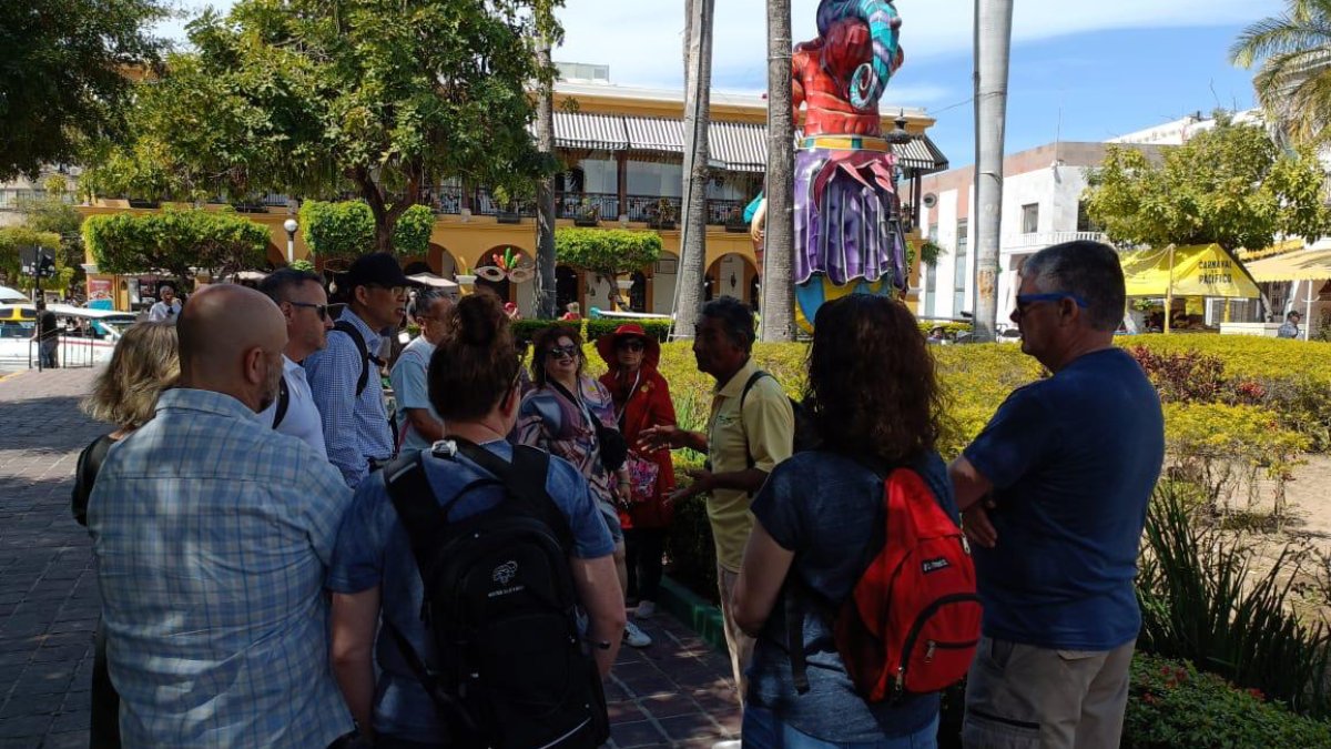 Arriba crucero Discovery Princess en el último día de Carnaval de Mazatlán