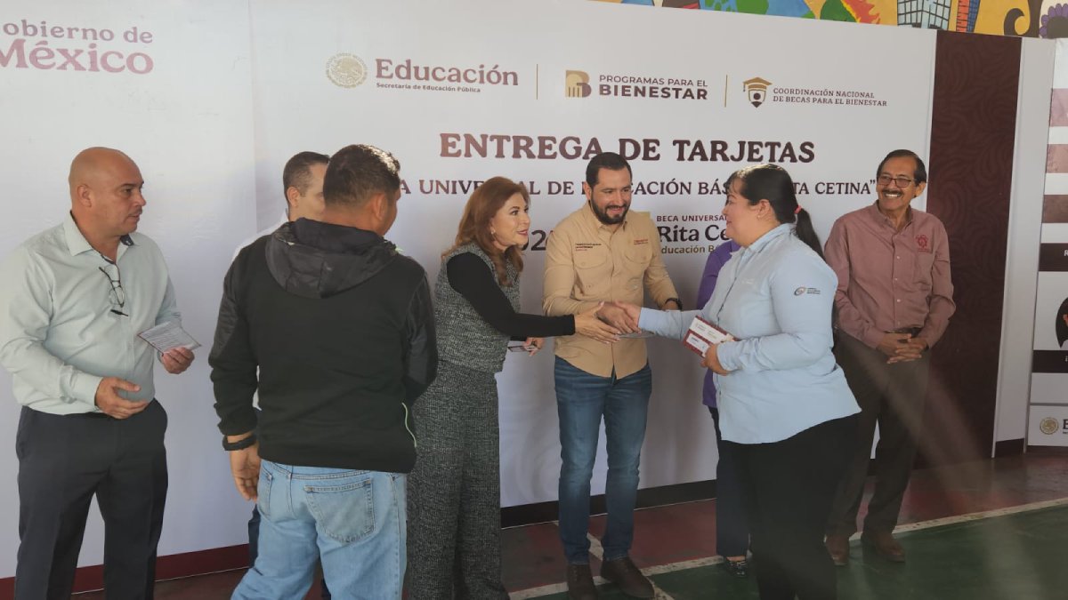 La beca “Rita Cetina” que hoy reciben es para que sus hijos continúen con sus estudios: Ulises Piña 