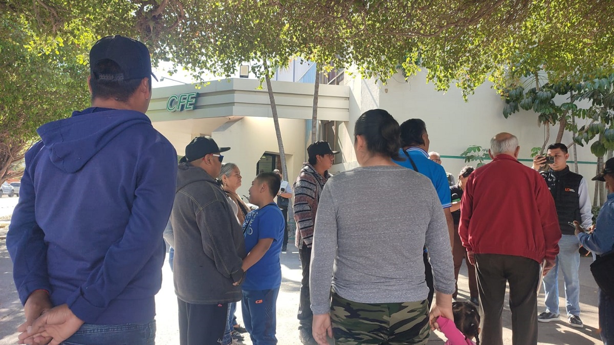 “Que nos pongan la luz”, piden vecinos de Las Flores en Los Mochis a la CFE