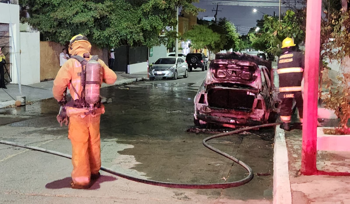 Vehículo se incendia mientras le echaban ‘mecánica’ en la colonia Nuevo Culiacán
