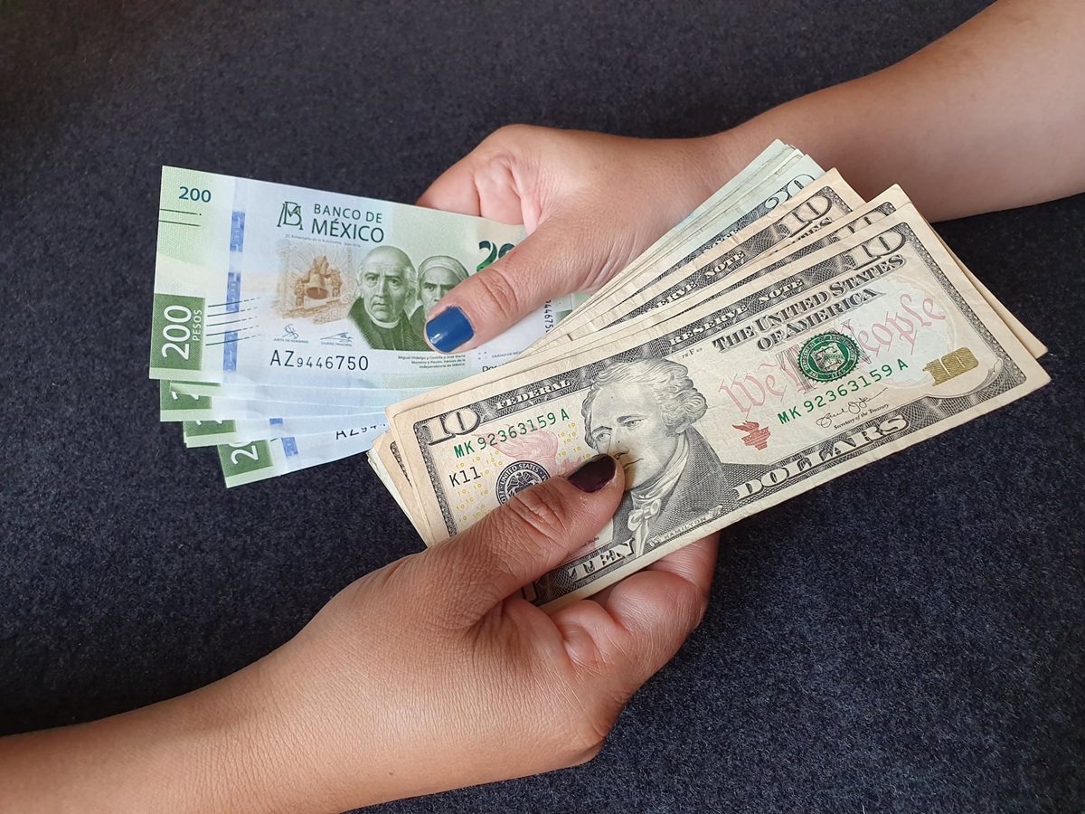 Peso ‘rompe’ las 19 unidades y así está tipo de cambio hoy 11 de junio; ‘No es por nada’, dice Sheinbaum