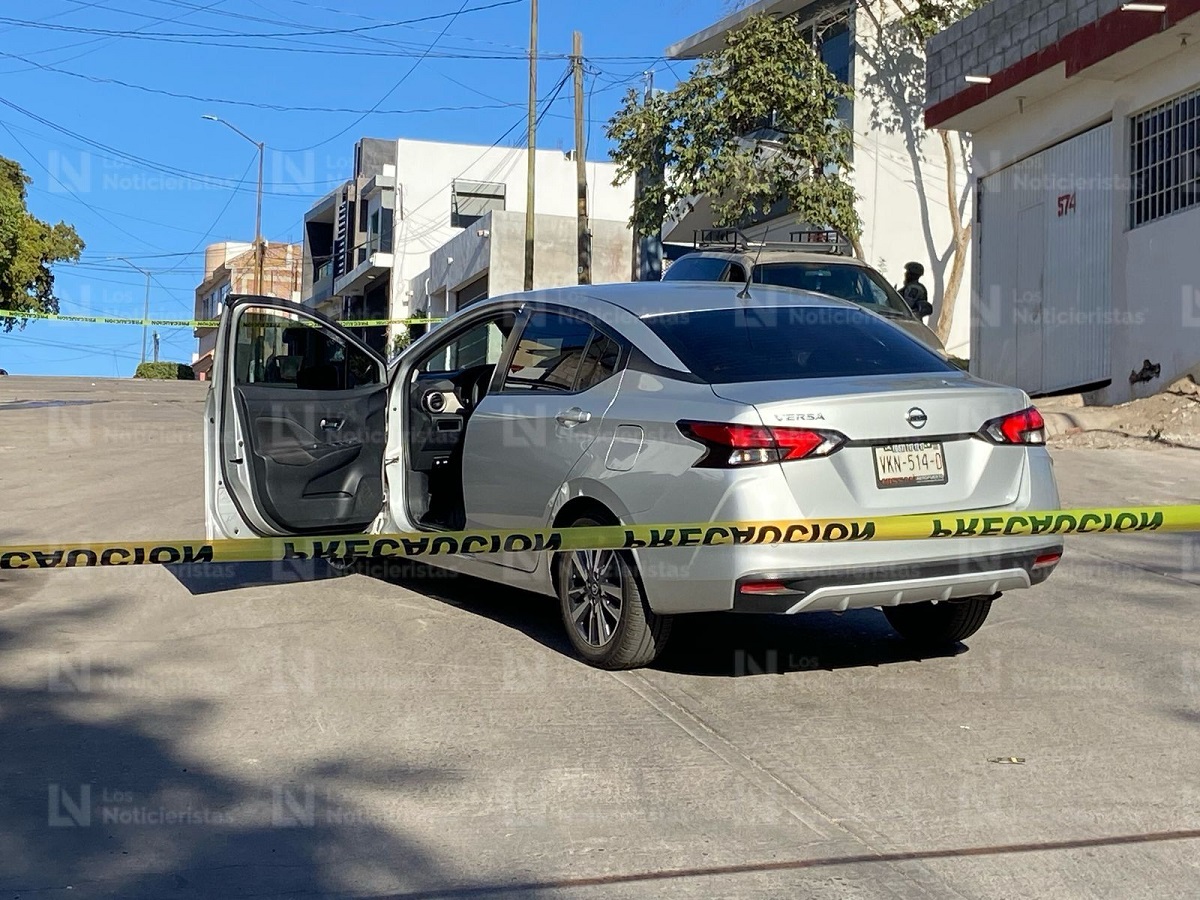 Baleado y con placas sobrepuestas hallan abandonado un auto a un lado del Parque 87 en Culiacán