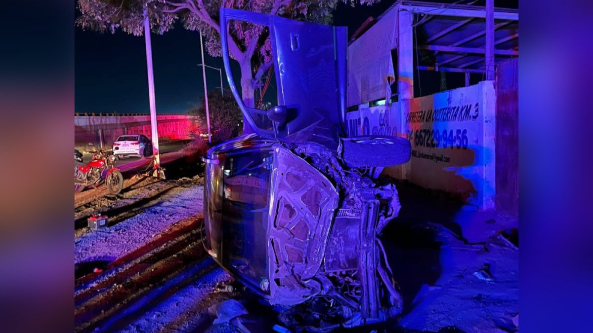 Aparatosa volcadura deja dos personas lesionadas por La Costerita, al sur de Culiacán