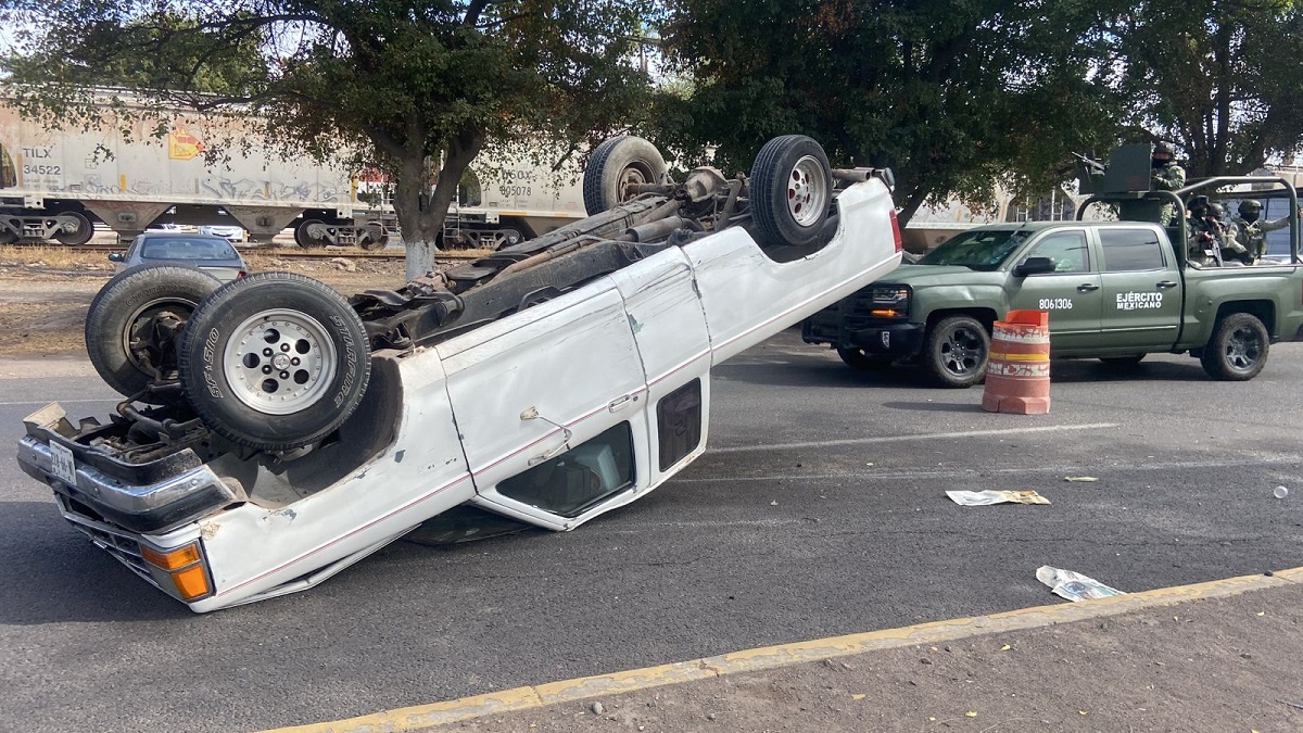 ¡Queda con las llantas hacia arriba! Aparatosa volcadura en la Culiacán-Navolato cerca del Penal de Aguaruto