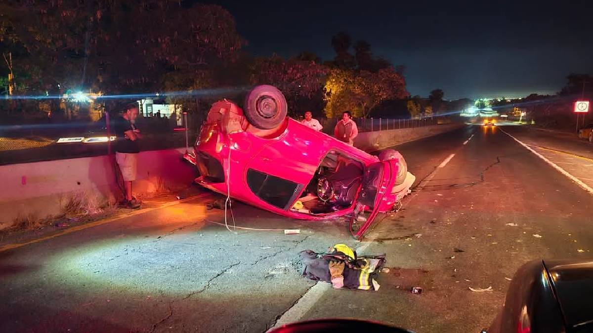 Volcadura de vehículo deja a una mujer lesionada al sur de Mazatlán