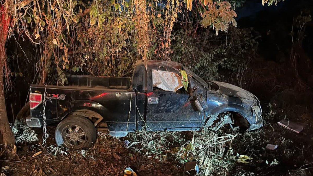 Tres personas lesionadas y cuantiosos daños materiales tras volcadura en Villa Unión