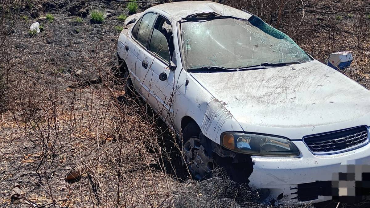 Automóvil se sale de la carretera y vuelca en San José de Palos Blancos, Guasave