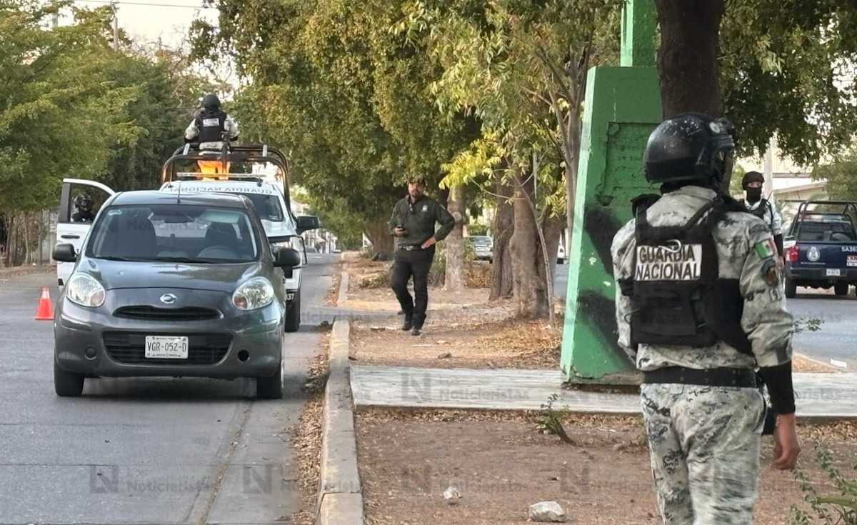 ¡Logró escapar! Atacan a balazos al conductor de un auto en la colonia Issstesin de Culiacán