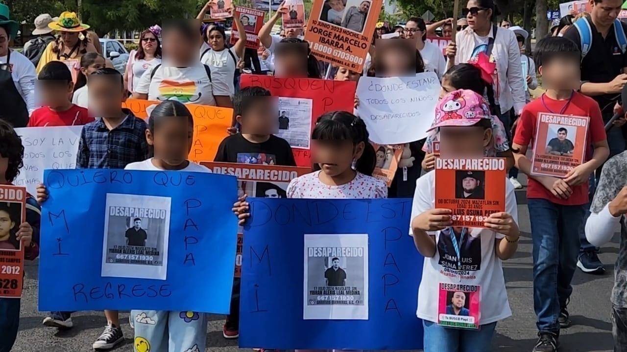 En vez de regresar a clases este lunes, Bryan salió a marchar por su tío desaparecido