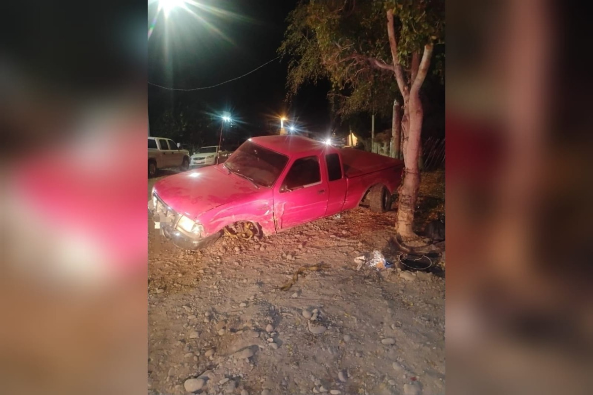Se da a la fuga luego de chocar su camioneta, y la abandona en Las Glorias
