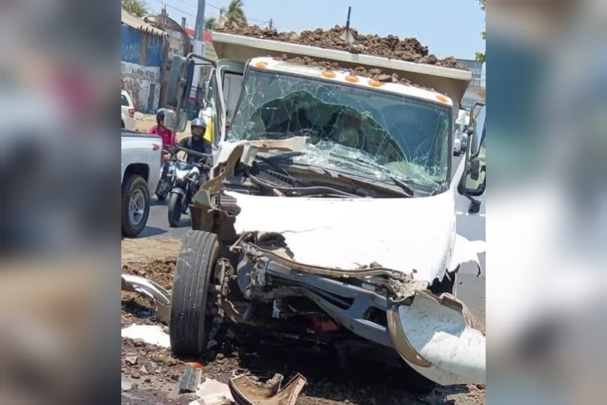 Chocan camión de carga y tráiler en Mazatlán