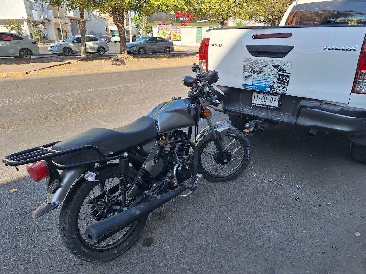 Choque en el centro de Culiacán deja un motociclista lesionado