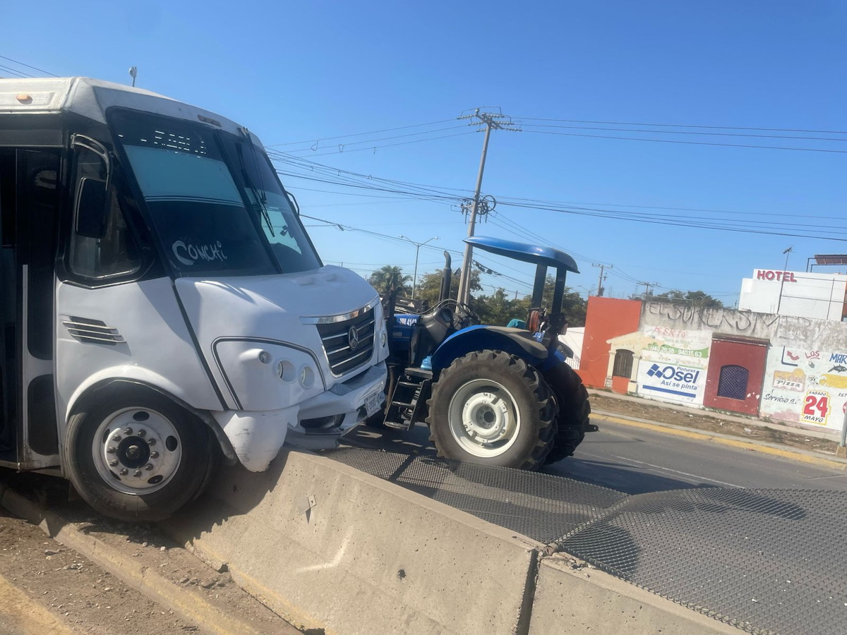 Choque entre góndola y urbano deja 8 personas lesionadas sobre la Colosio en Mazatlán