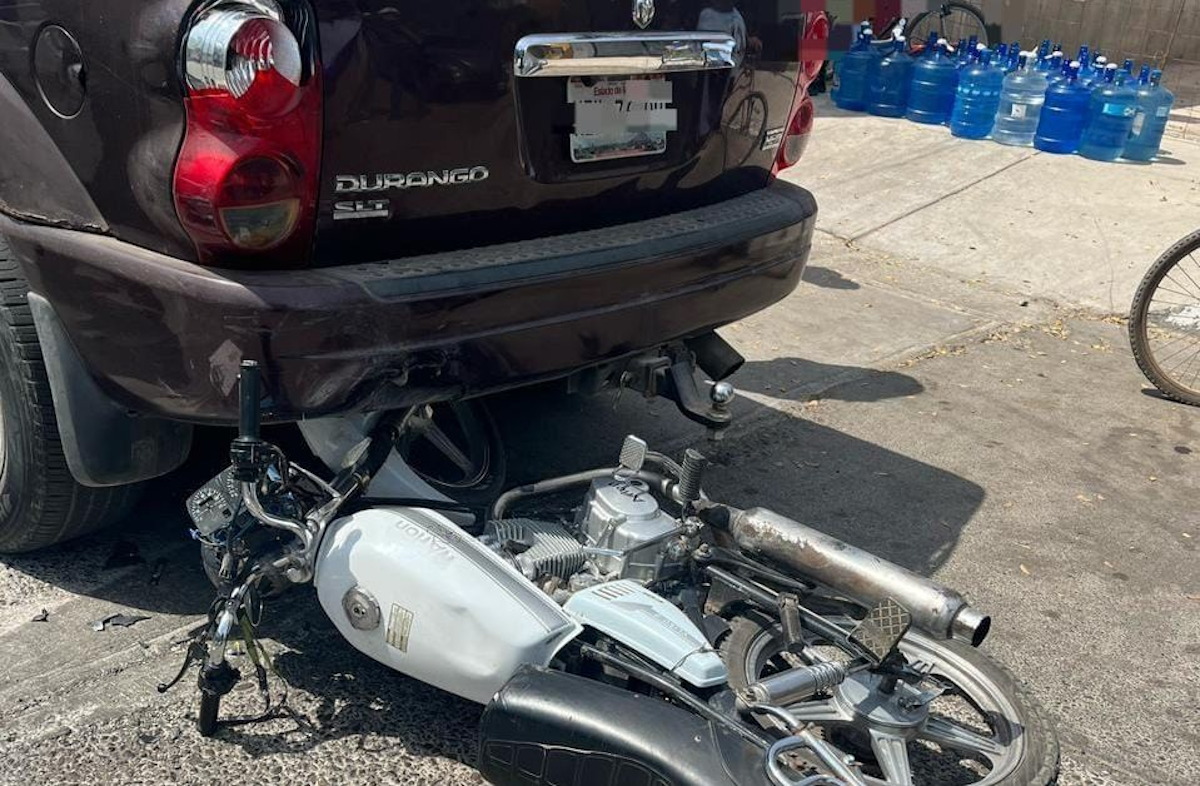 Con heridas en frente y pierna terminó un motociclista al ser arrollado en Guasave