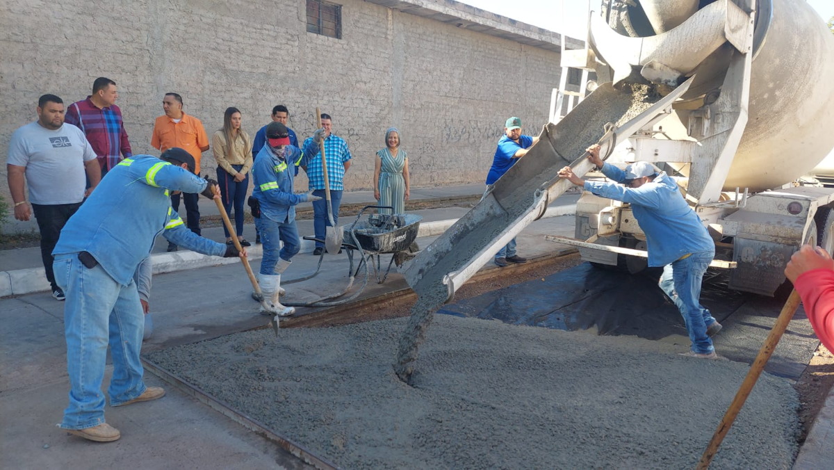 Avanzan obras de pavimentación en Guamúchil; alcaldesa supervisa trabajos frente al panteón