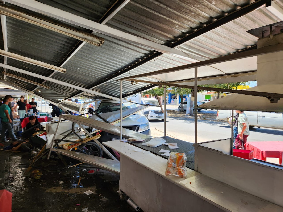 ¡Hay heridos! Conductor de camioneta de frutería se impacta contra carreta de tacos y mariscos, en Culiacán