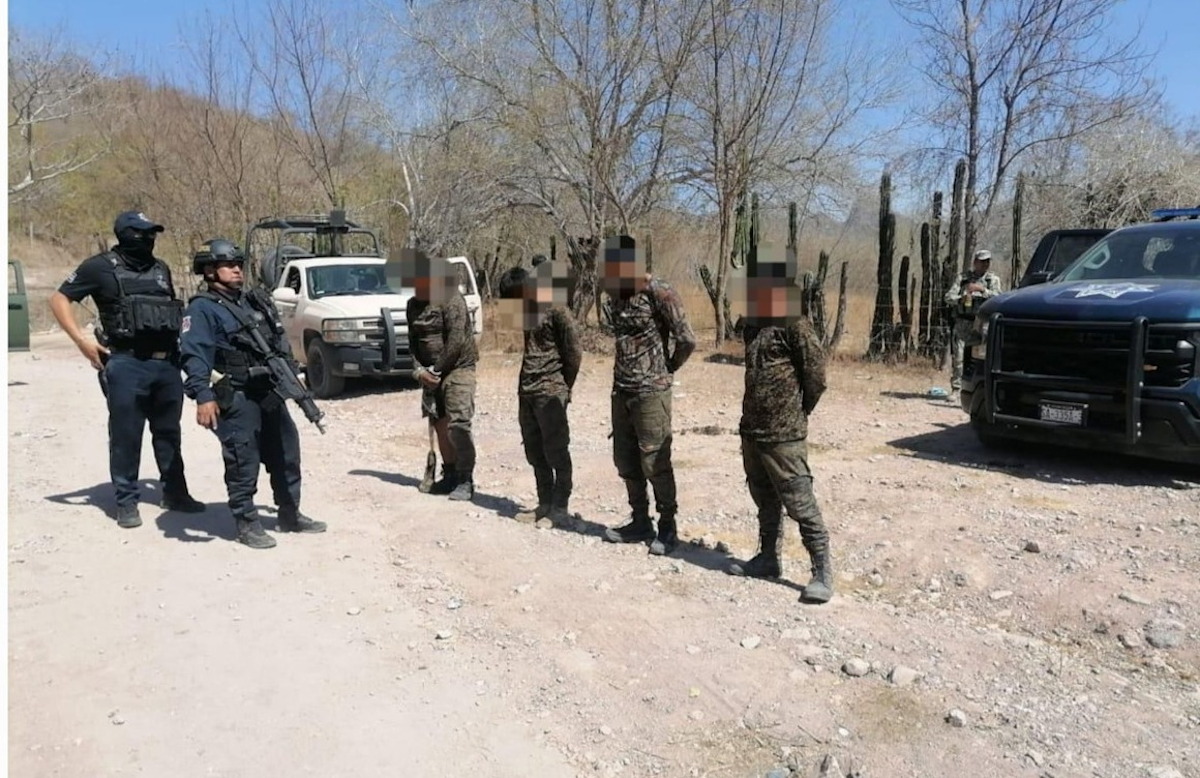Detienen a cuatro civiles armados en Escuinapa; destruyen explosivos en San Ignacio