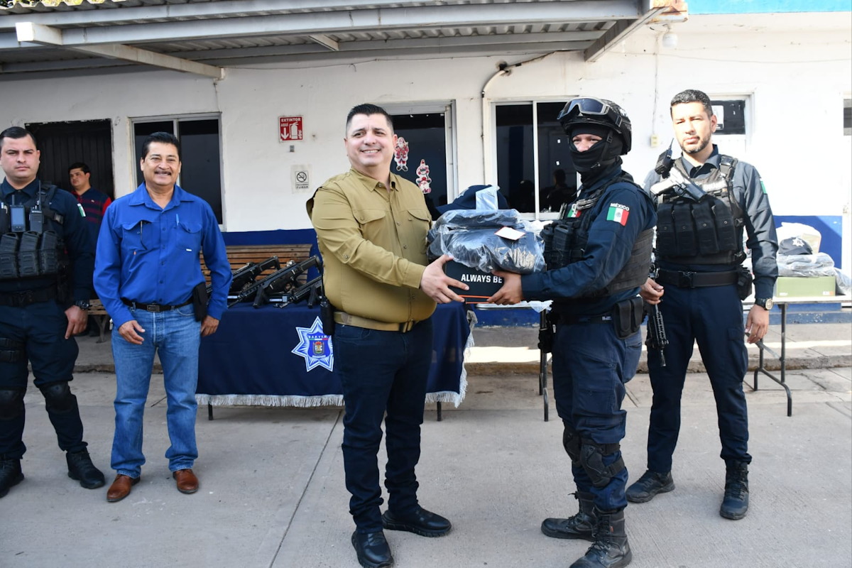 Entregan 10 patrullas, uniformes y armamento para reforzar la seguridad, en Angostura