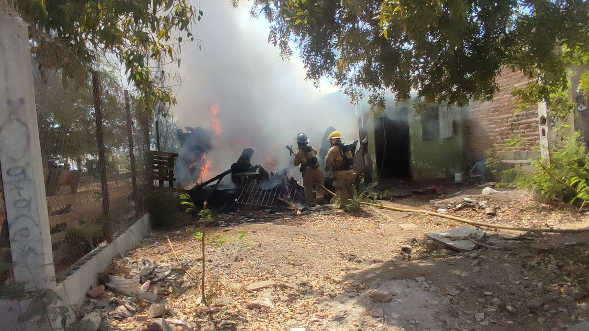 Voraz incendio arrasa con una vivienda en la colonia Estrella en Los Mochis