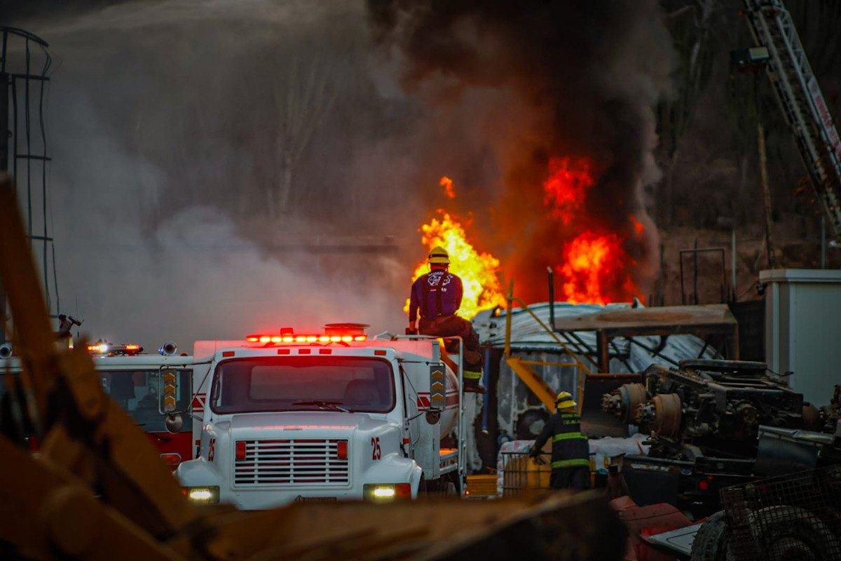 Controlado al 85% el incendio de planta de diésel en Culiacán; cerrada la México 15 de sur a norte: P.C.