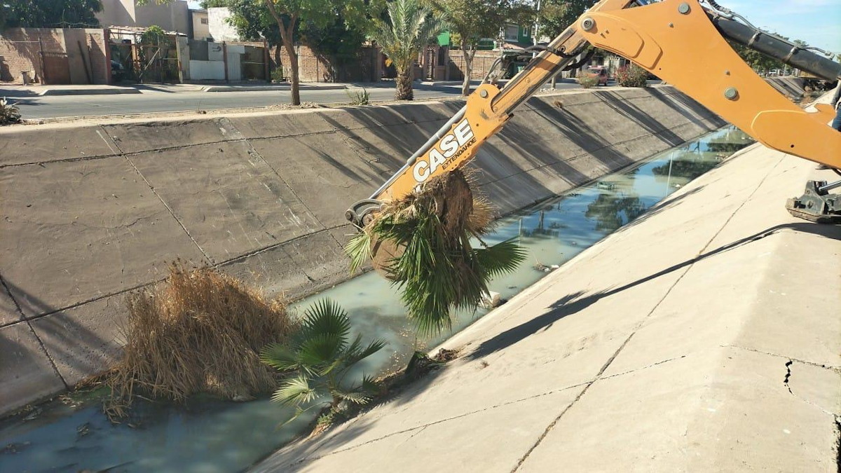 Sin aprender, más tardan en limpiar los drenes y canales que la gente tire de nuevo basura: Obras Públicas