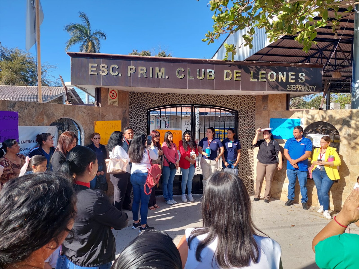 Madres de familia endurecen acciones y colocan candados en la Primaria “Club de Leones” de Los Mochis