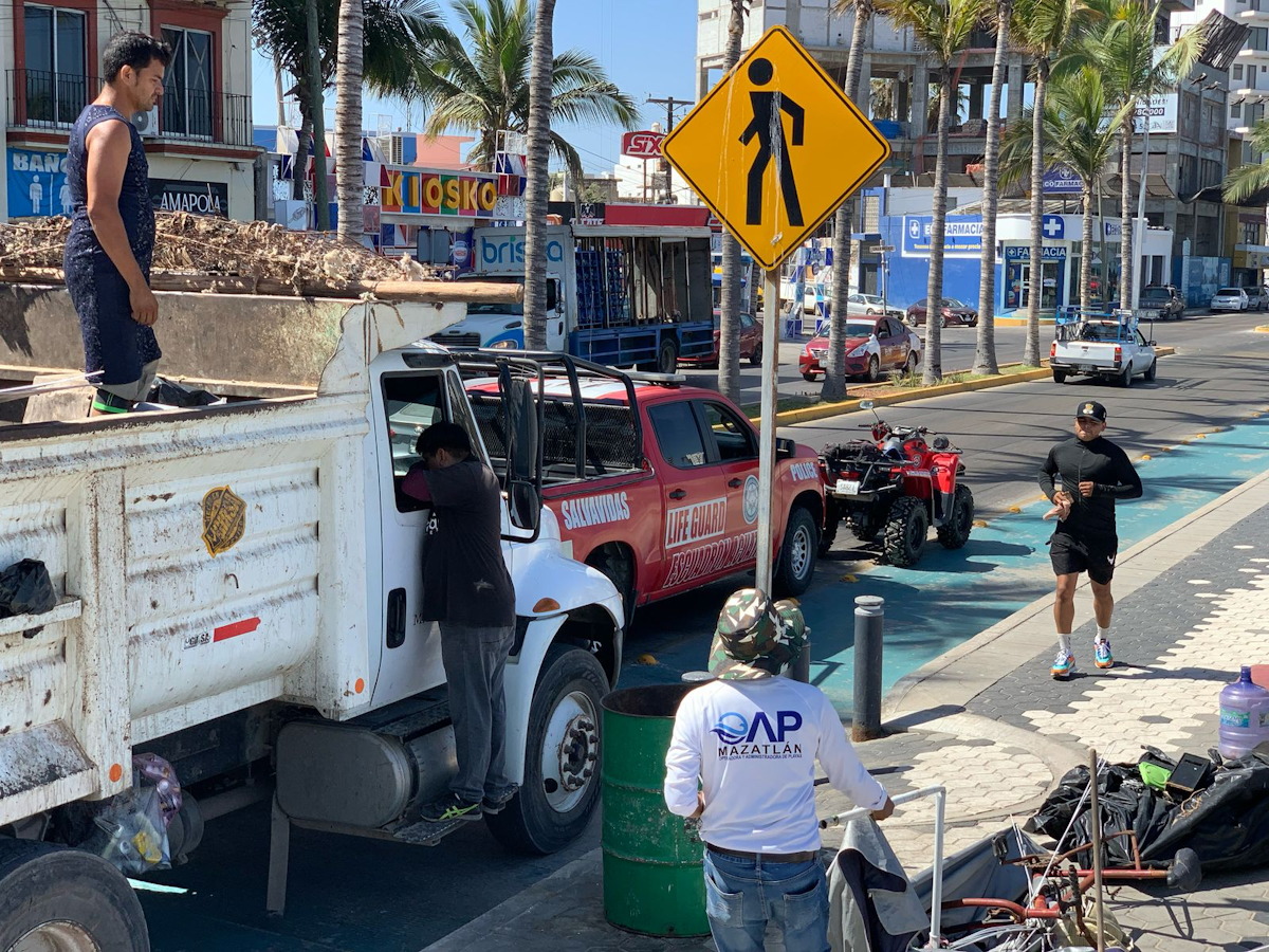 De cara a Semana Santa, le dan su ‘manita de gato’ a Playa Norte en Mazatlán